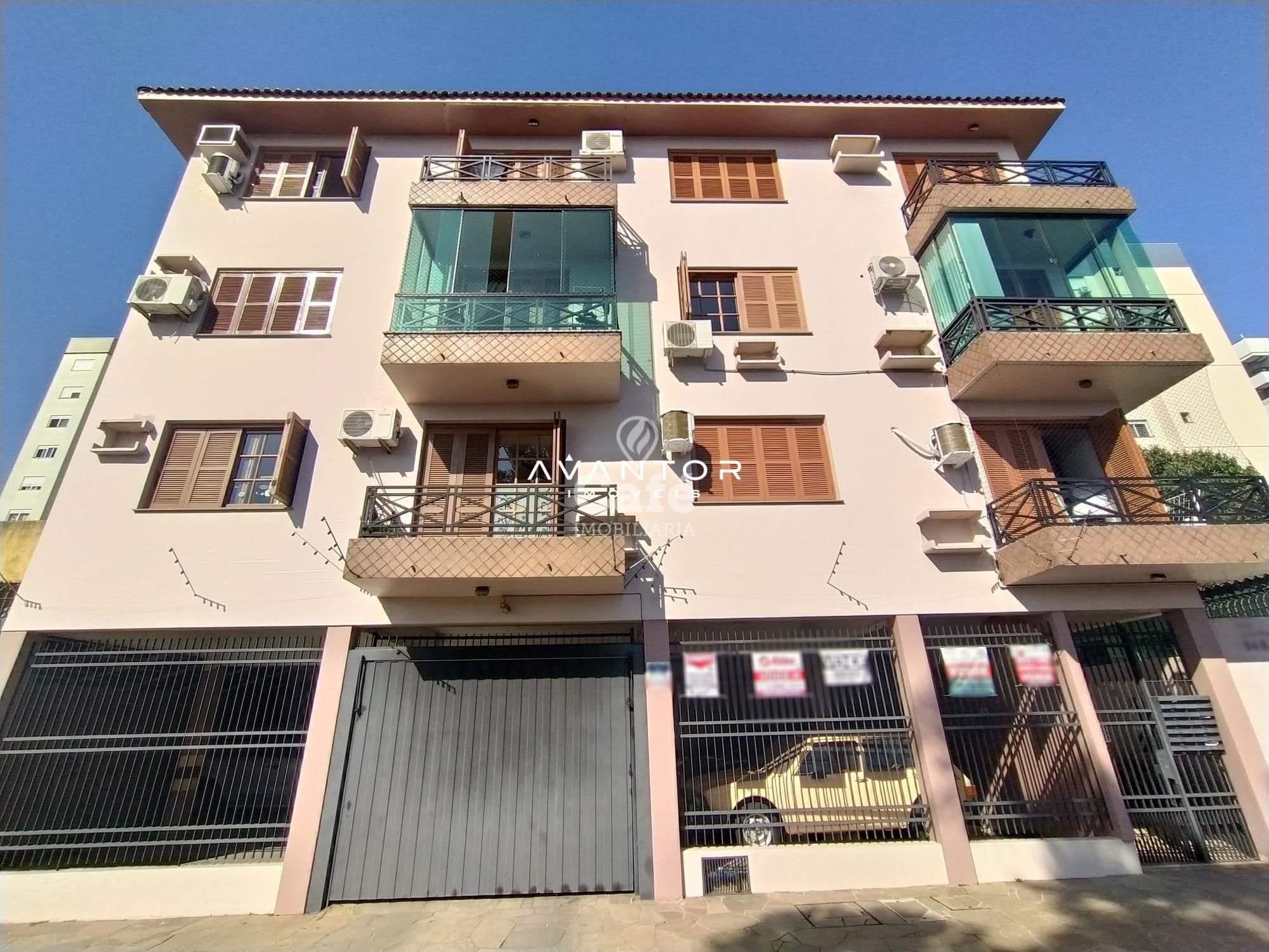 Fachada do prédio com sacadas — Apartamento com 2 quartos à venda em Bonfim, Santa Maria/RS
