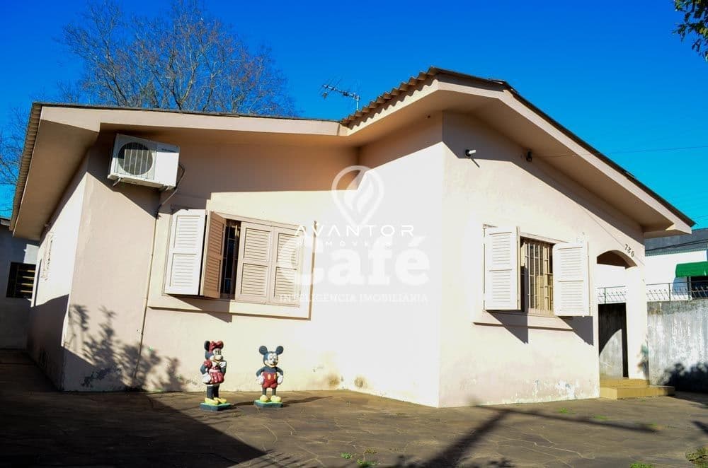 Fachada da casa com pátio — Casa com 3 quartos à venda em Urlândia, Santa Maria/RS