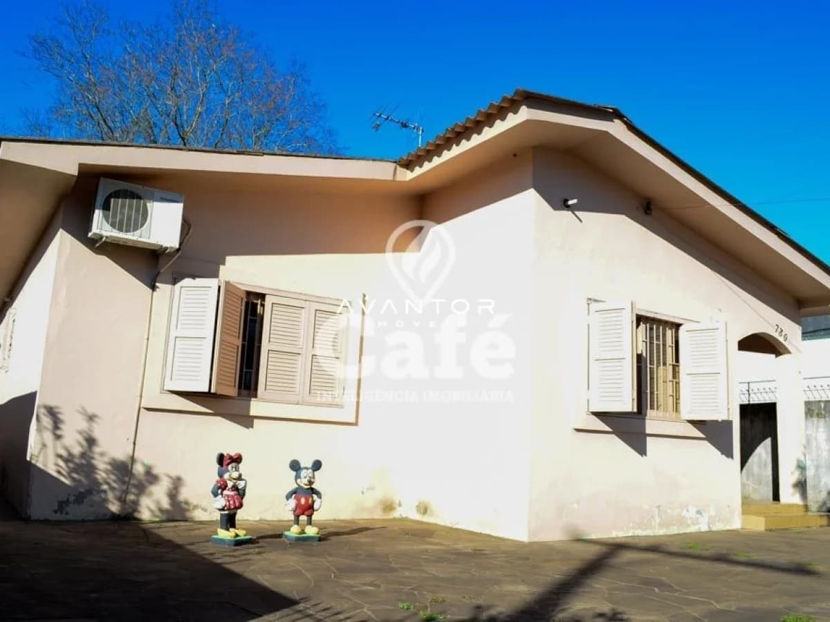 Fachada da casa com pátio — Casa com 3 quartos à venda em Urlândia, Santa Maria/RS