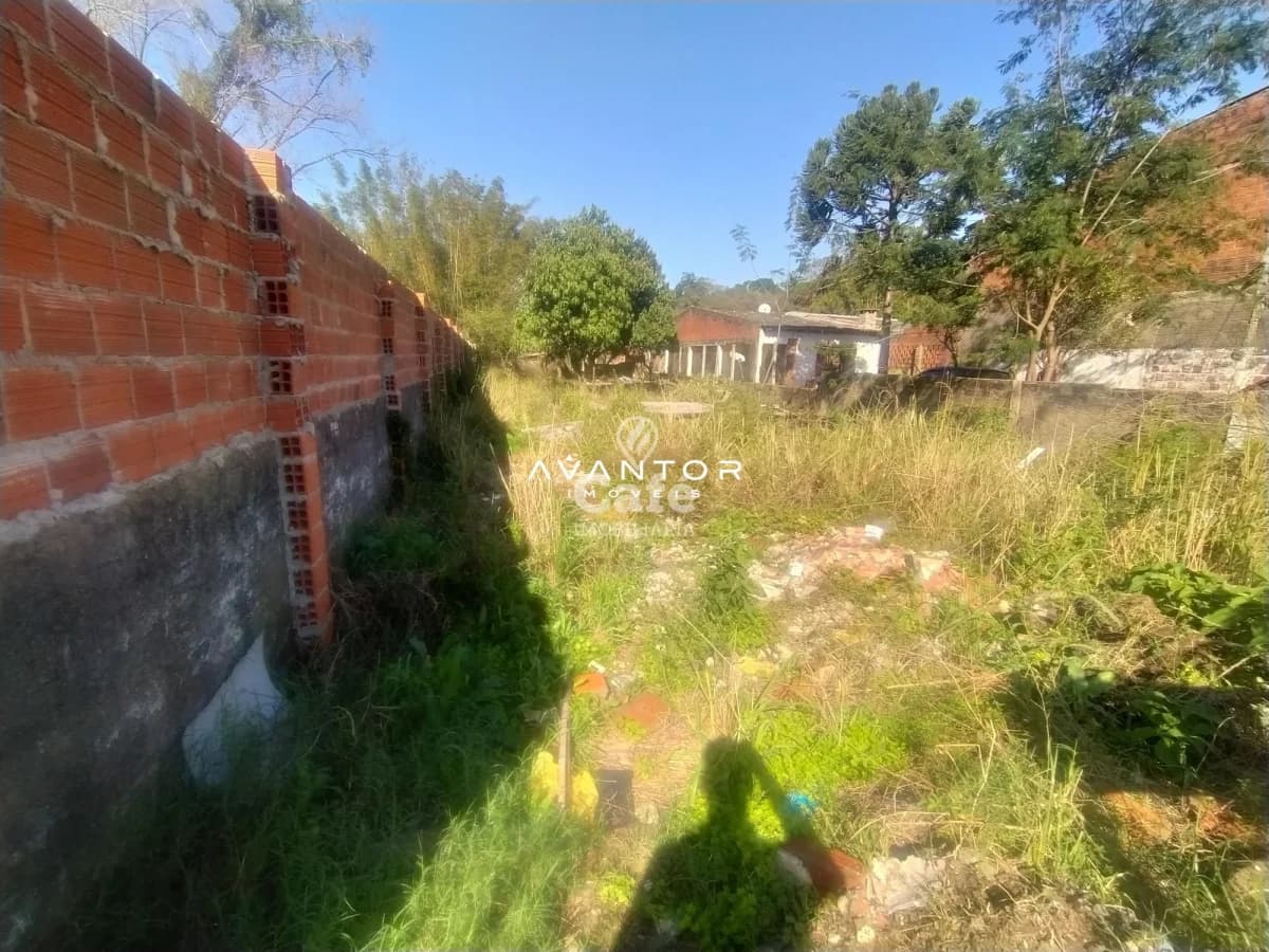 Terreno com construções em alvenaria — Terreno à venda em Nossa Senhora do Perpétuo Socorro, Santa Maria/RS