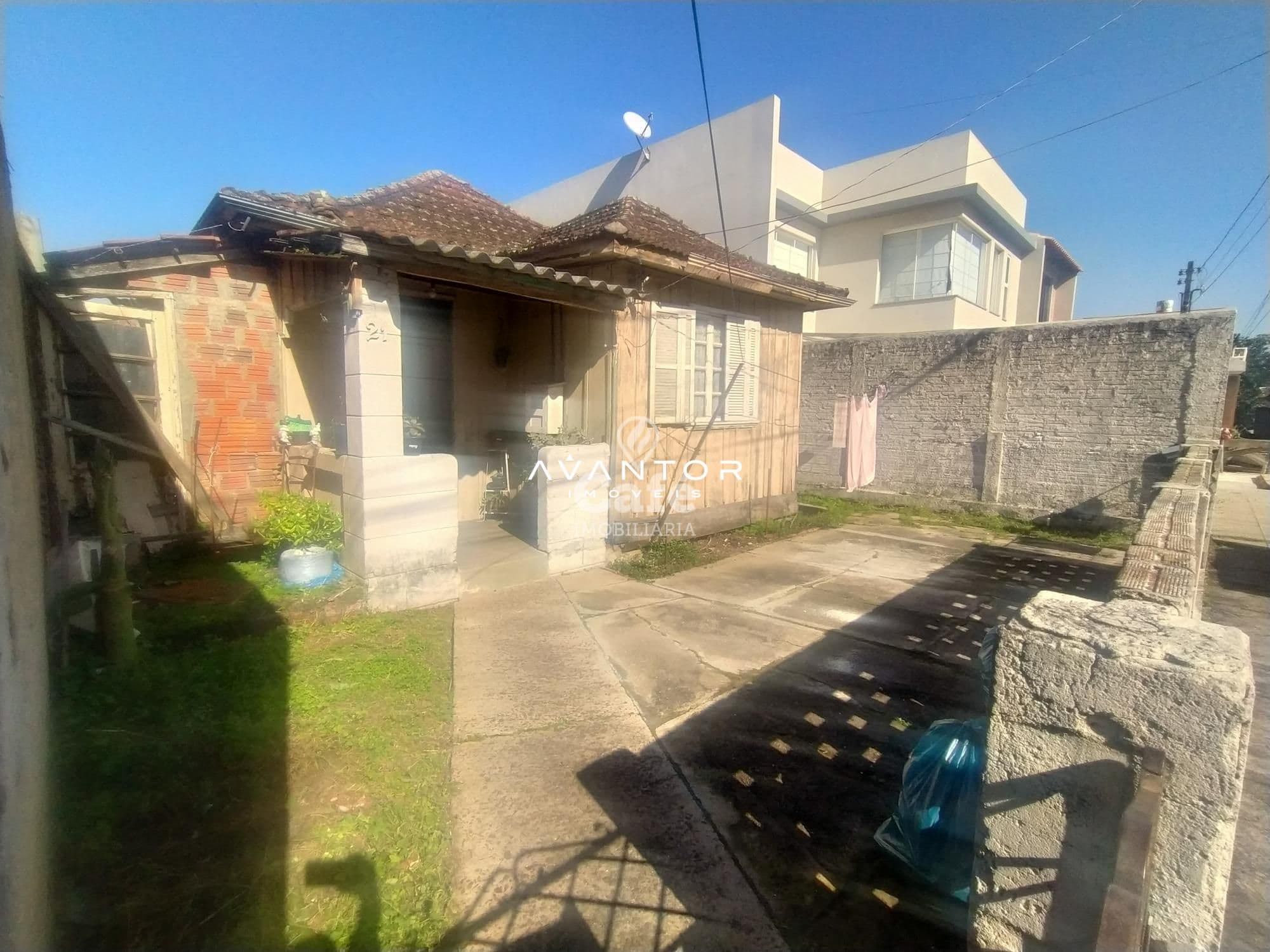 Fachada da casa com pátio — Terreno à venda em Nossa Senhora do Perpétuo Socorro, Santa Maria/RS