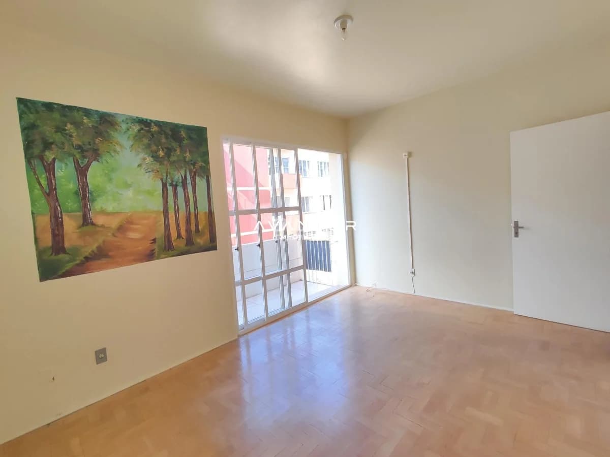 Sala com sacada e acesso externo — Apartamento com 2 quartos à venda em Centro, Santa Maria/RS
