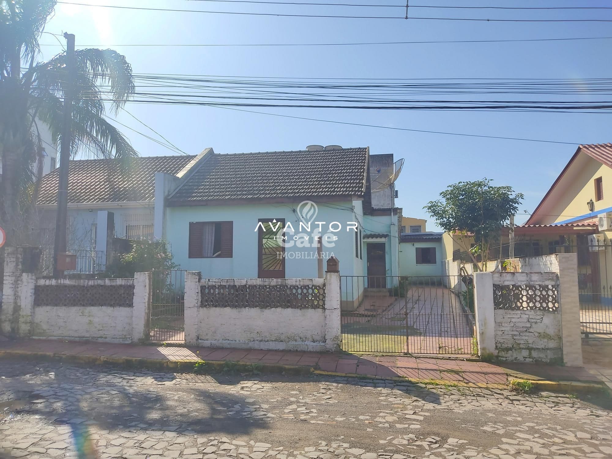 Casa situada em localização privilegiada próxima de tudo — Casa com 4 quartos à venda em Nossa Senhora Medianeira, Santa Maria/RS