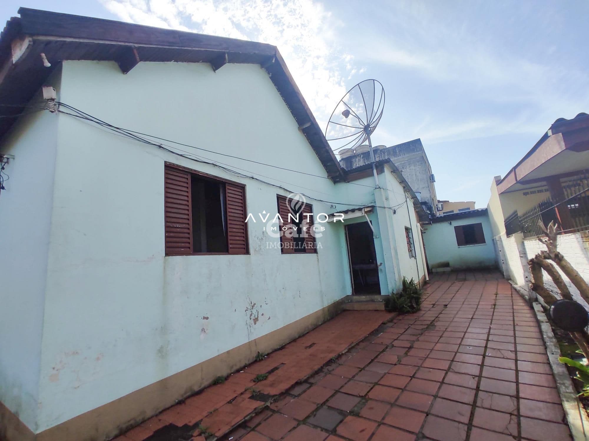 Casa situada em localização privilegiada próxima de tudo — Casa com 4 quartos à venda em Nossa Senhora Medianeira, Santa Maria/RS