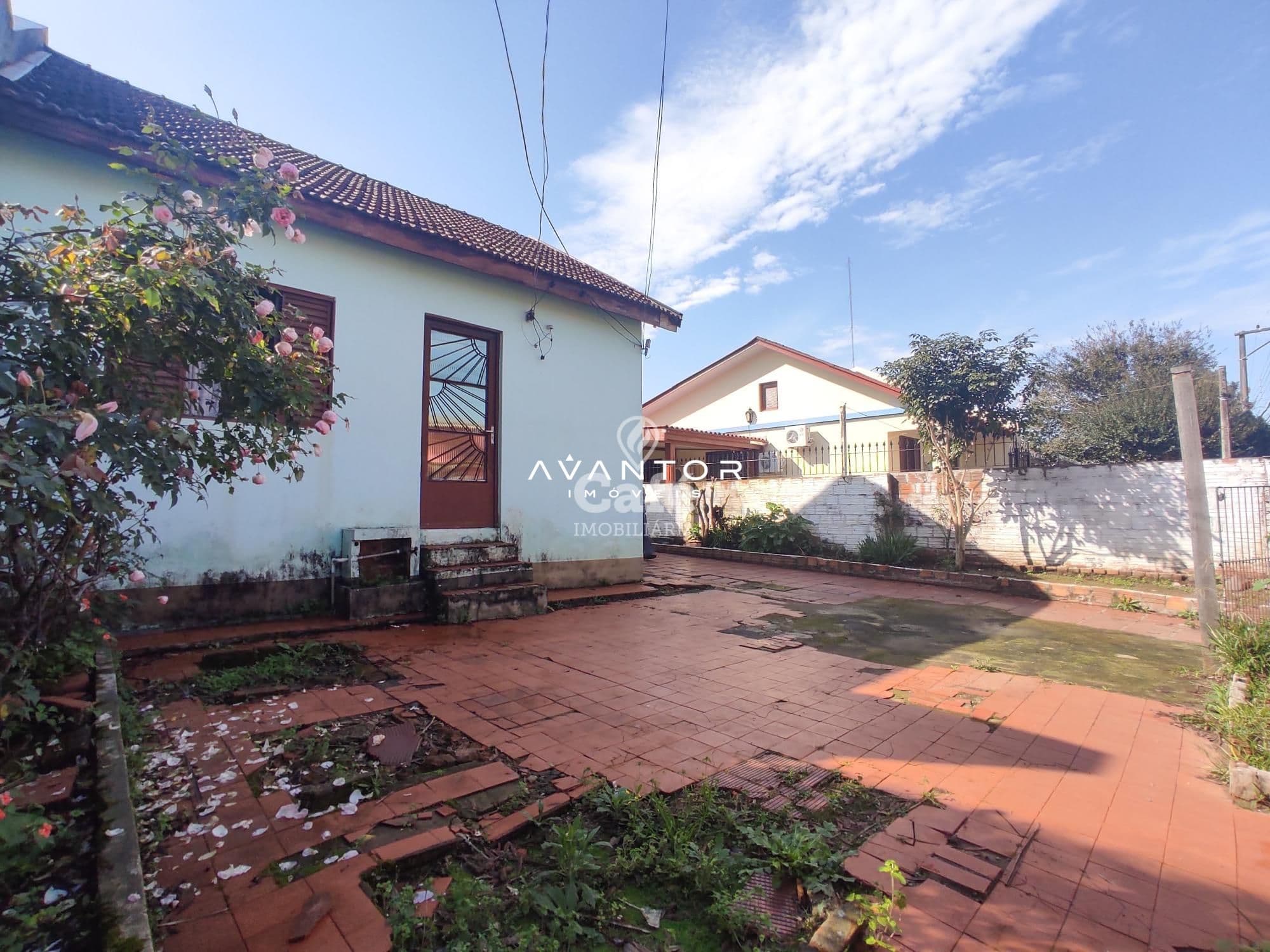 Casa situada em localização privilegiada próxima de tudo — Casa com 4 quartos à venda em Nossa Senhora Medianeira, Santa Maria/RS