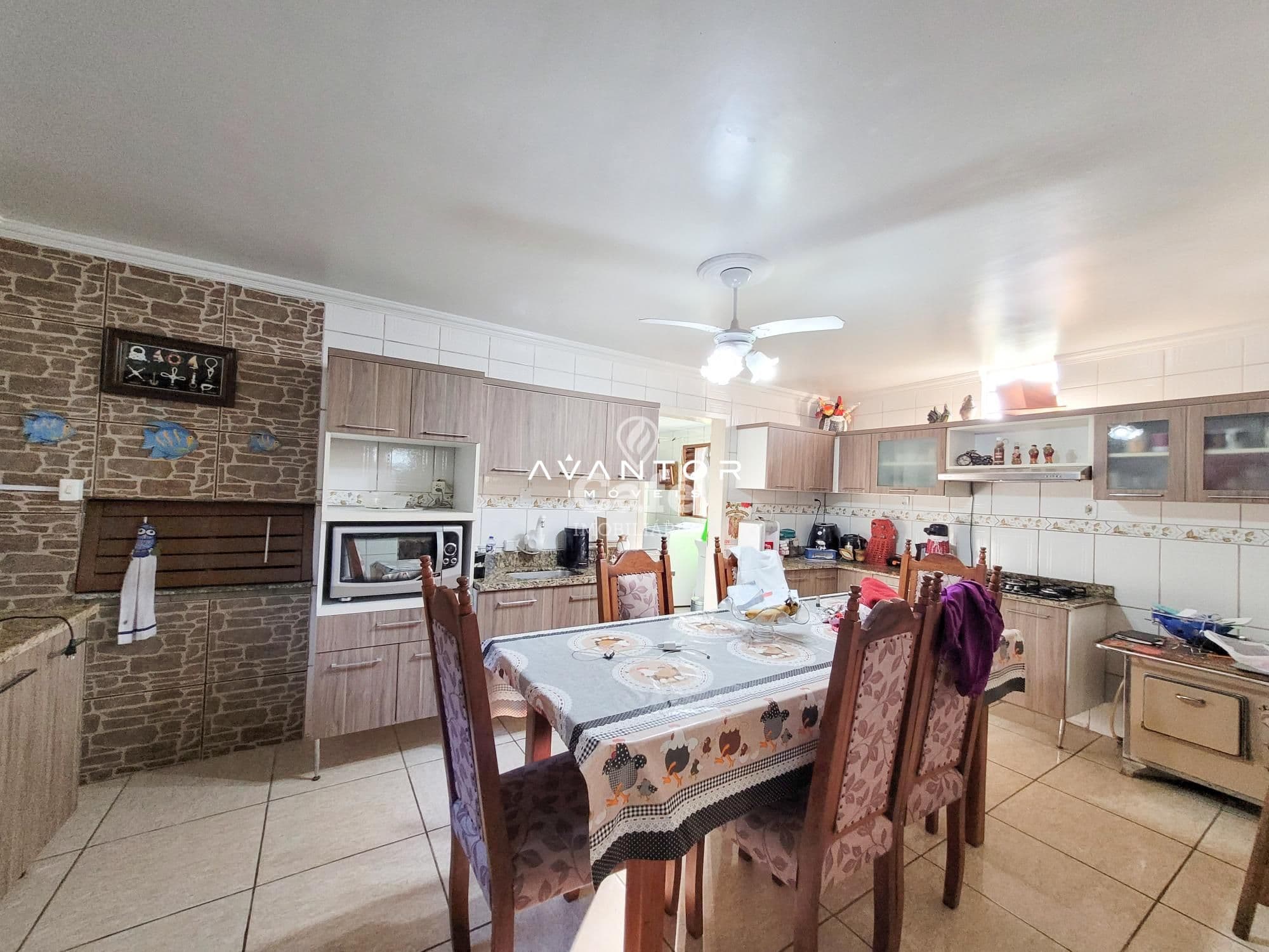 Casa, Quatro dormitórios, Suíte, Churrasqueira, Duas vagas de Garagem, Bairro Juscelino Ku — Casa com 4 quartos à venda em Juscelino Kubitschek, Santa Maria/RS