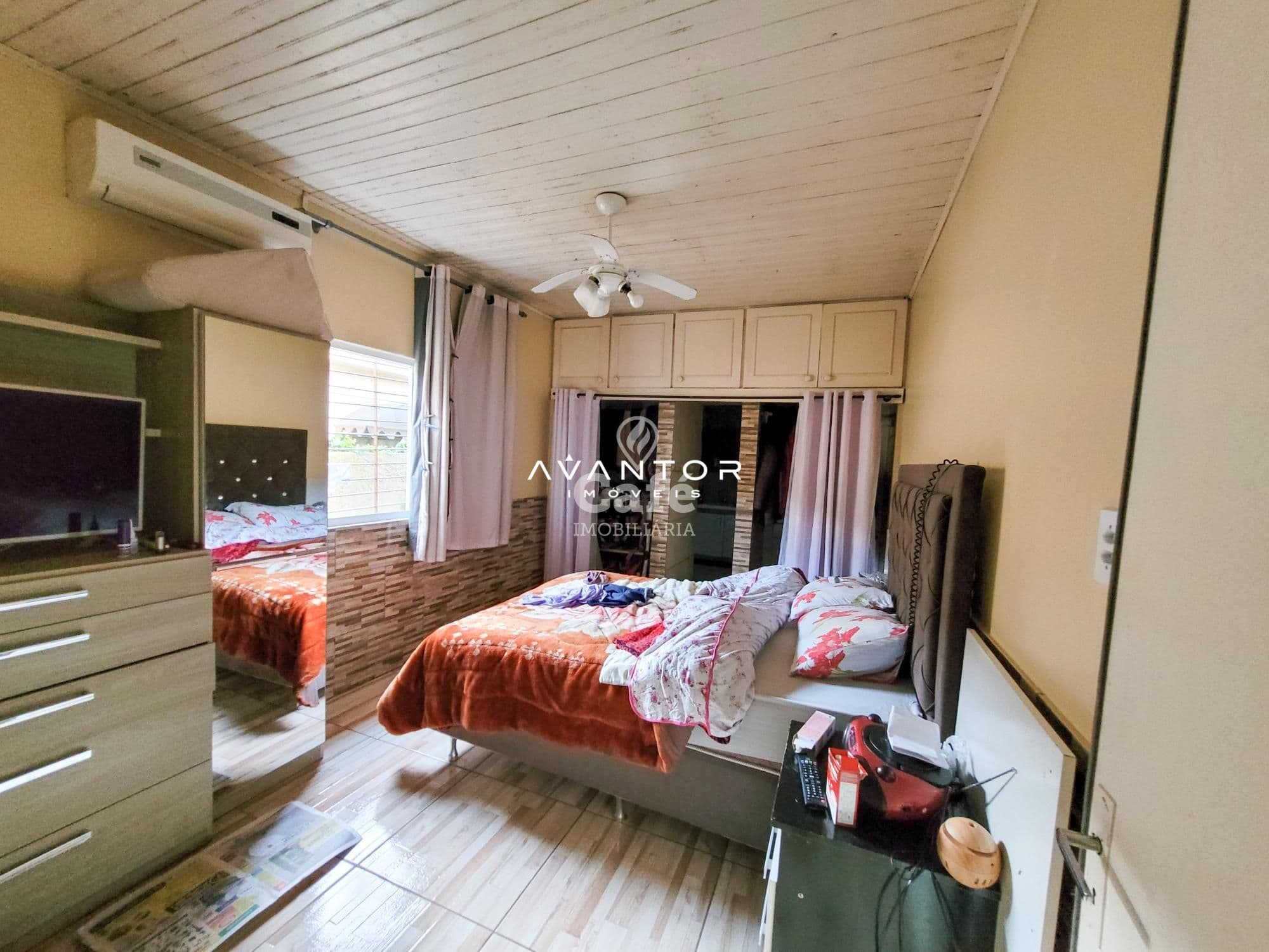 Casa, Quatro dormitórios, Suíte, Churrasqueira, Duas vagas de Garagem, Bairro Juscelino Ku — Casa com 4 quartos à venda em Juscelino Kubitschek, Santa Maria/RS