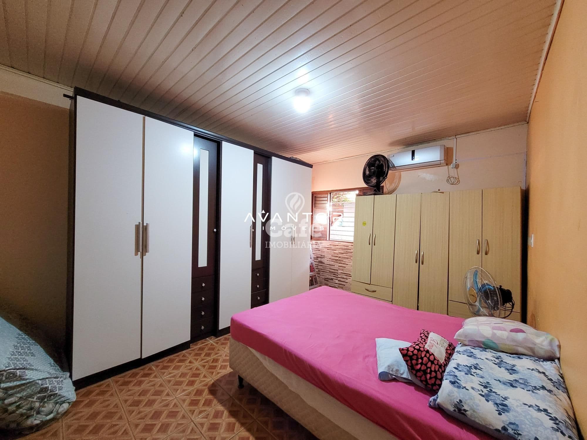 Casa, Quatro dormitórios, Suíte, Churrasqueira, Duas vagas de Garagem, Bairro Juscelino Ku — Casa com 4 quartos à venda em Juscelino Kubitschek, Santa Maria/RS