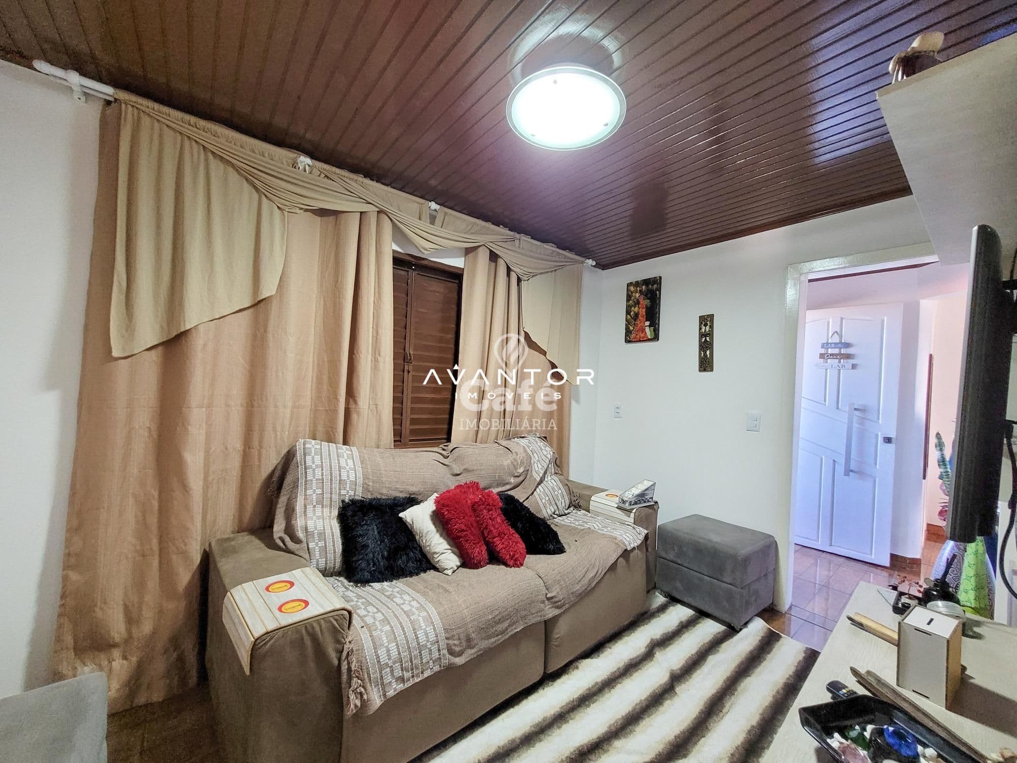 Casa, Quatro dormitórios, Suíte, Churrasqueira, Duas vagas de Garagem, Bairro Juscelino Ku — Casa com 4 quartos à venda em Juscelino Kubitschek, Santa Maria/RS