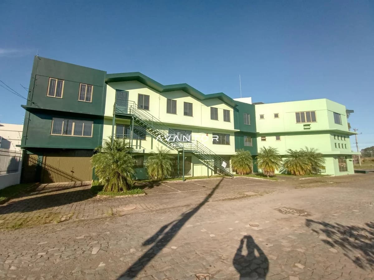 Fachada do prédio com cores verde e amarelo — Prédio Comercial com 20 salas para alugar em Camobi, Santa Maria/RS