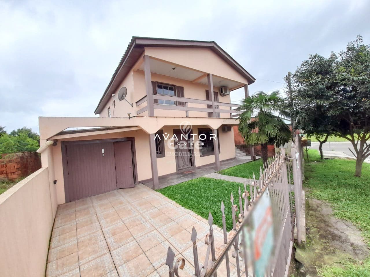 Fachada da casa com garagem e pátio — Casa com 6 quartos à venda em Pinheiro Machado, Santa Maria/RS