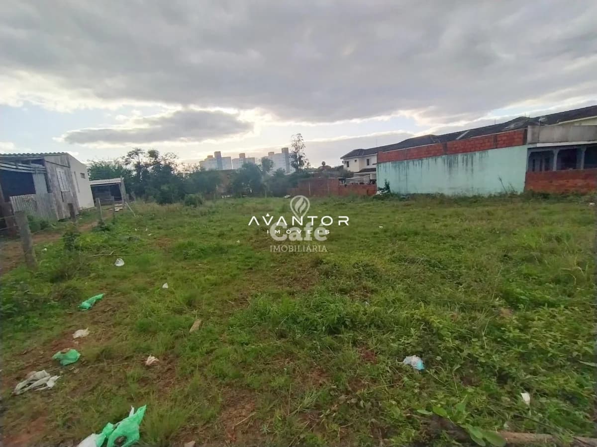 Terreno com construções e vista para cidade — Terreno à venda em Pinheiro Machado, Santa Maria/RS