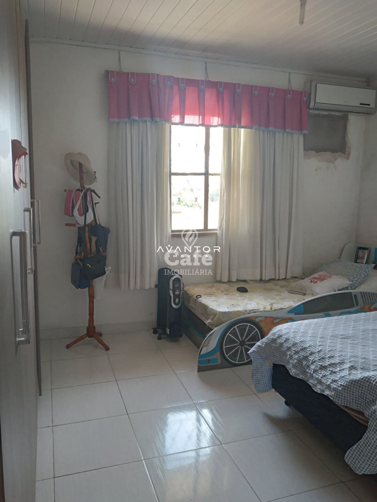 Sobrado De 5 Dormitórios, Suíte, Sala de Estar, 2 Banheiros, Cozinha, Área de Serviço, Var — Casa com 5 quartos à venda em Nossa Senhora Medianeira, Santa Maria/RS