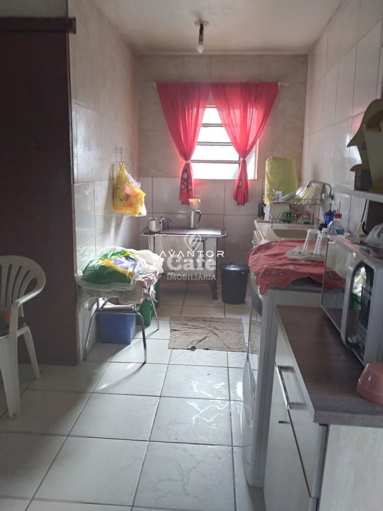 Sobrado De 5 Dormitórios, Suíte, Sala de Estar, 2 Banheiros, Cozinha, Área de Serviço, Var — Casa com 5 quartos à venda em Nossa Senhora Medianeira, Santa Maria/RS