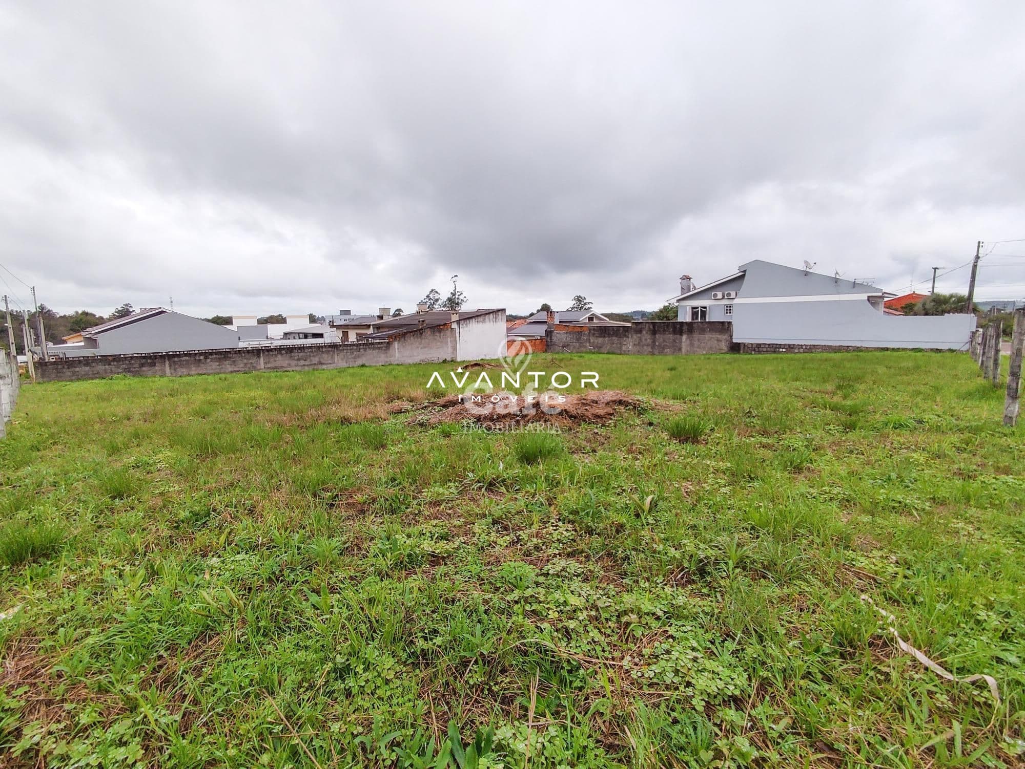 Terreno com vista para casarões — Terreno à venda em Dom Antônio Reis, Santa Maria/RS