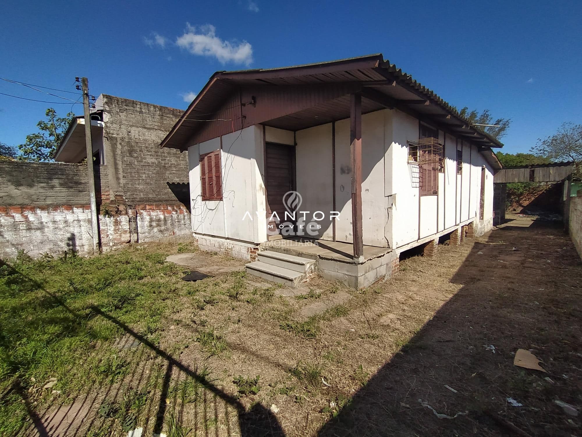Fachada da casa com pátio — Terreno à venda em Patronato, Santa Maria/RS