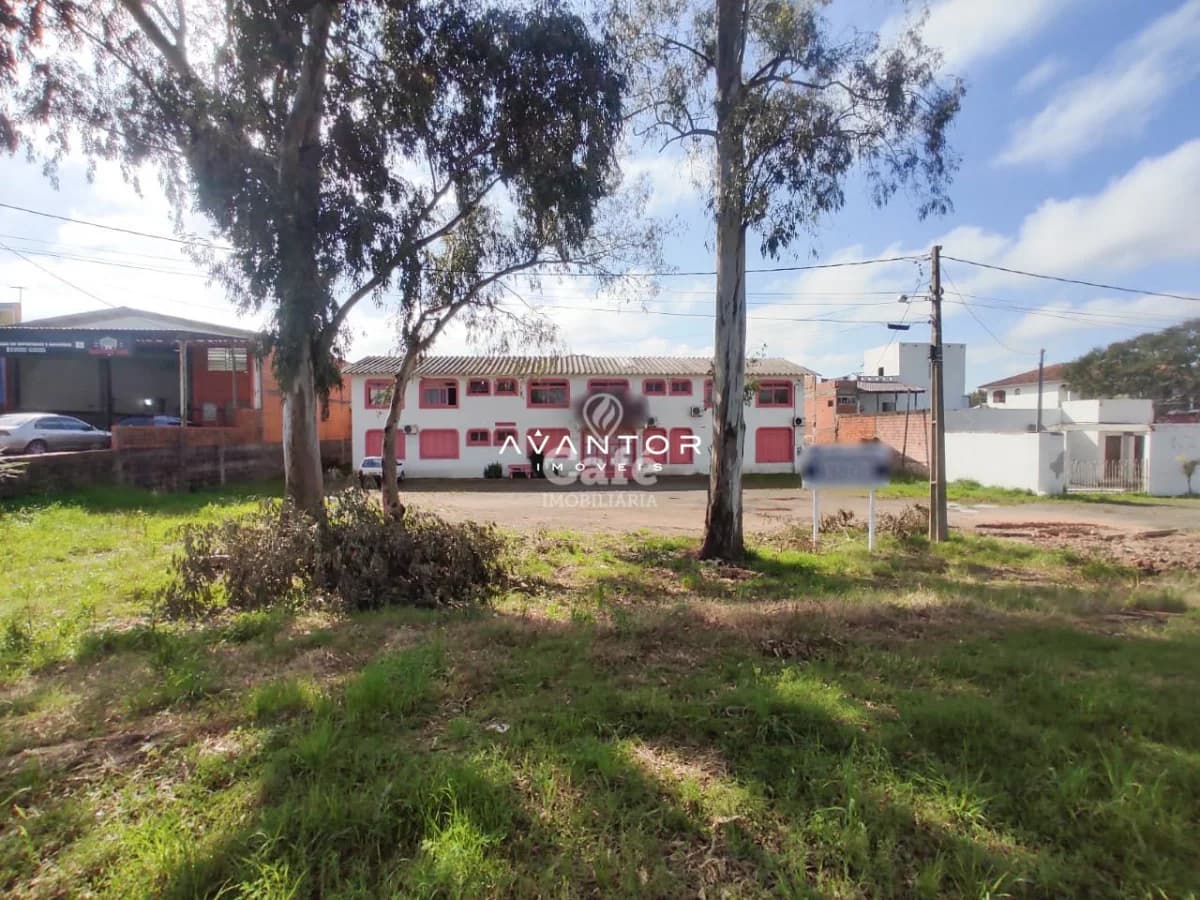 Terreno com árvores e construções — Terreno à venda em Dom Antônio Reis, Santa Maria/RS