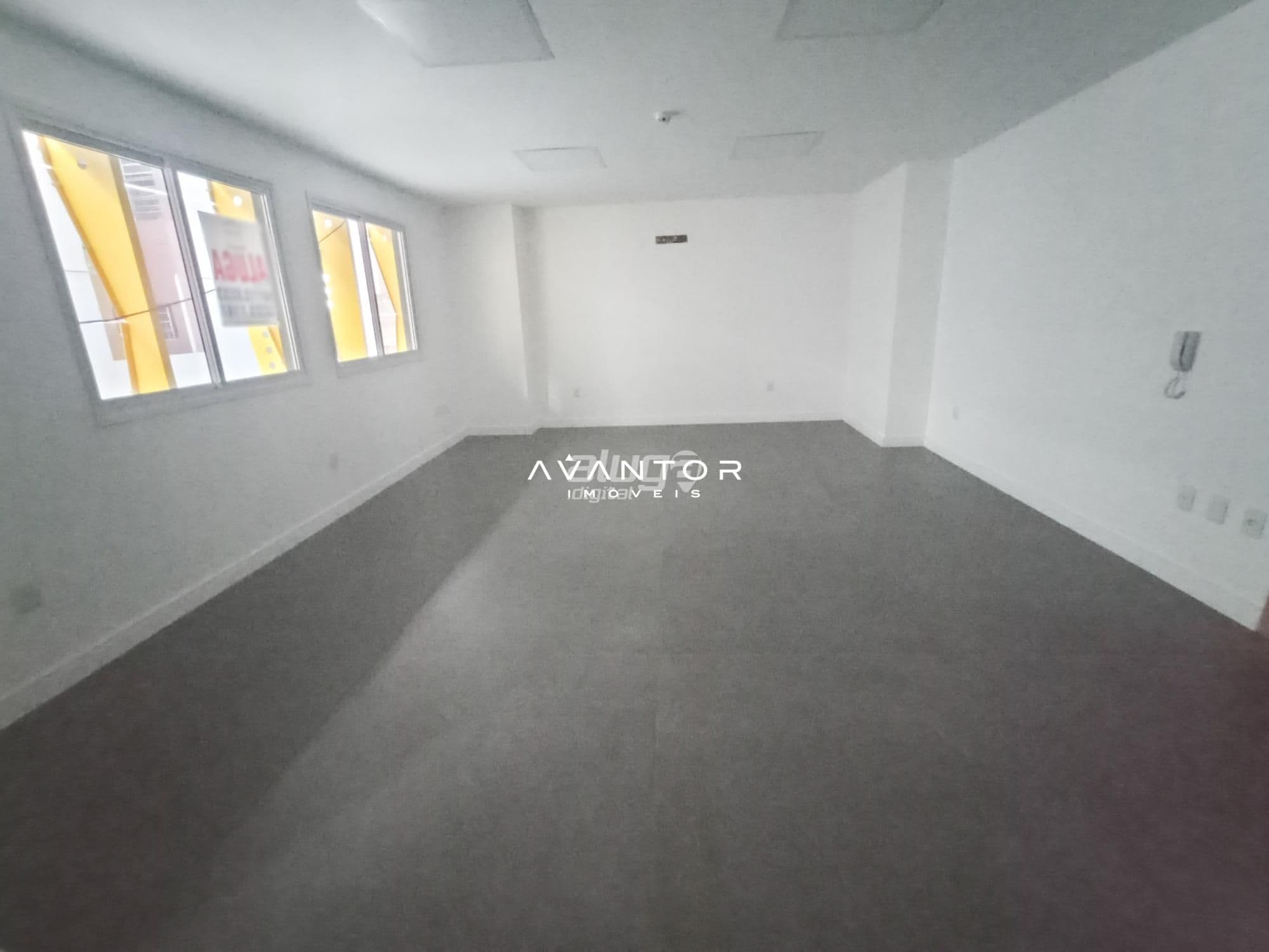 Sala Comercial Alto Padrão com Banheiro, Copa e Garagem No Residencial Espirito Santo — Sala Comercial com 2 salas para alugar em Centro, Santa Maria/RS