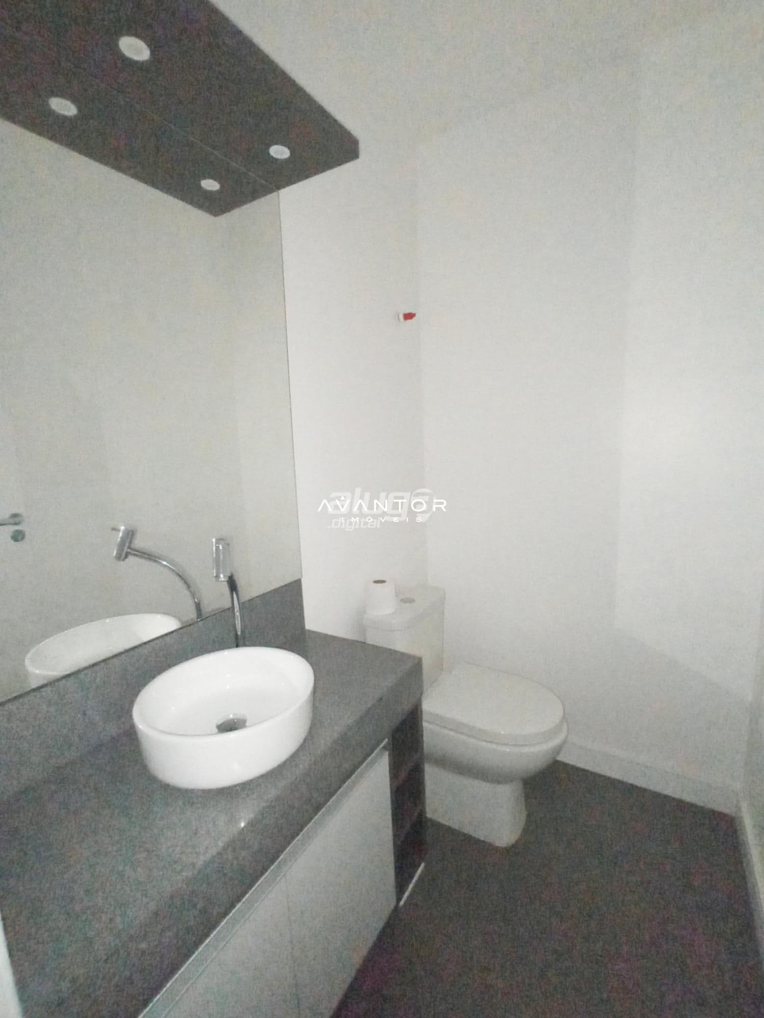 Sala Comercial Alto Padrão com Banheiro, Copa e Garagem No Residencial Espirito Santo — Sala Comercial com 2 salas para alugar em Centro, Santa Maria/RS