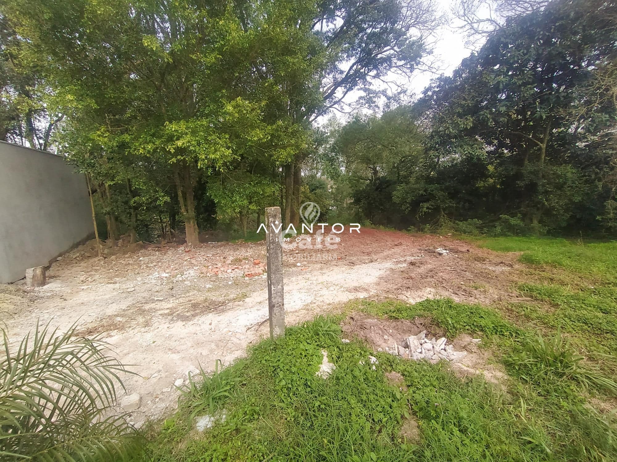 Terreno com área arborizada — Terreno à venda em Nossa Senhora do Perpétuo Socorro, Santa Maria/RS