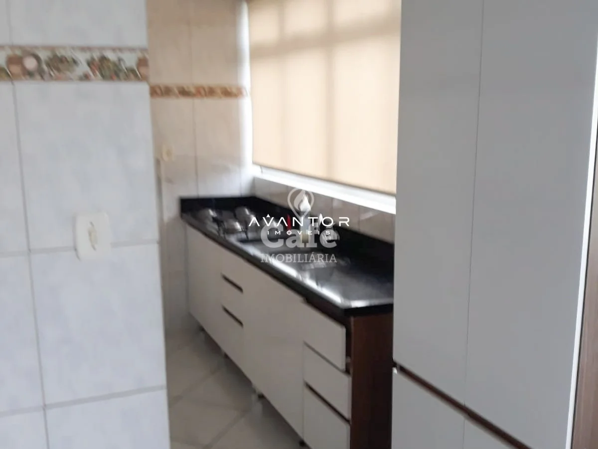 Banheiro com pia e espelho — Cobertura com 2 quartos à venda no Residencial Alto da Venâncio, em Centro, Santa Maria/RS