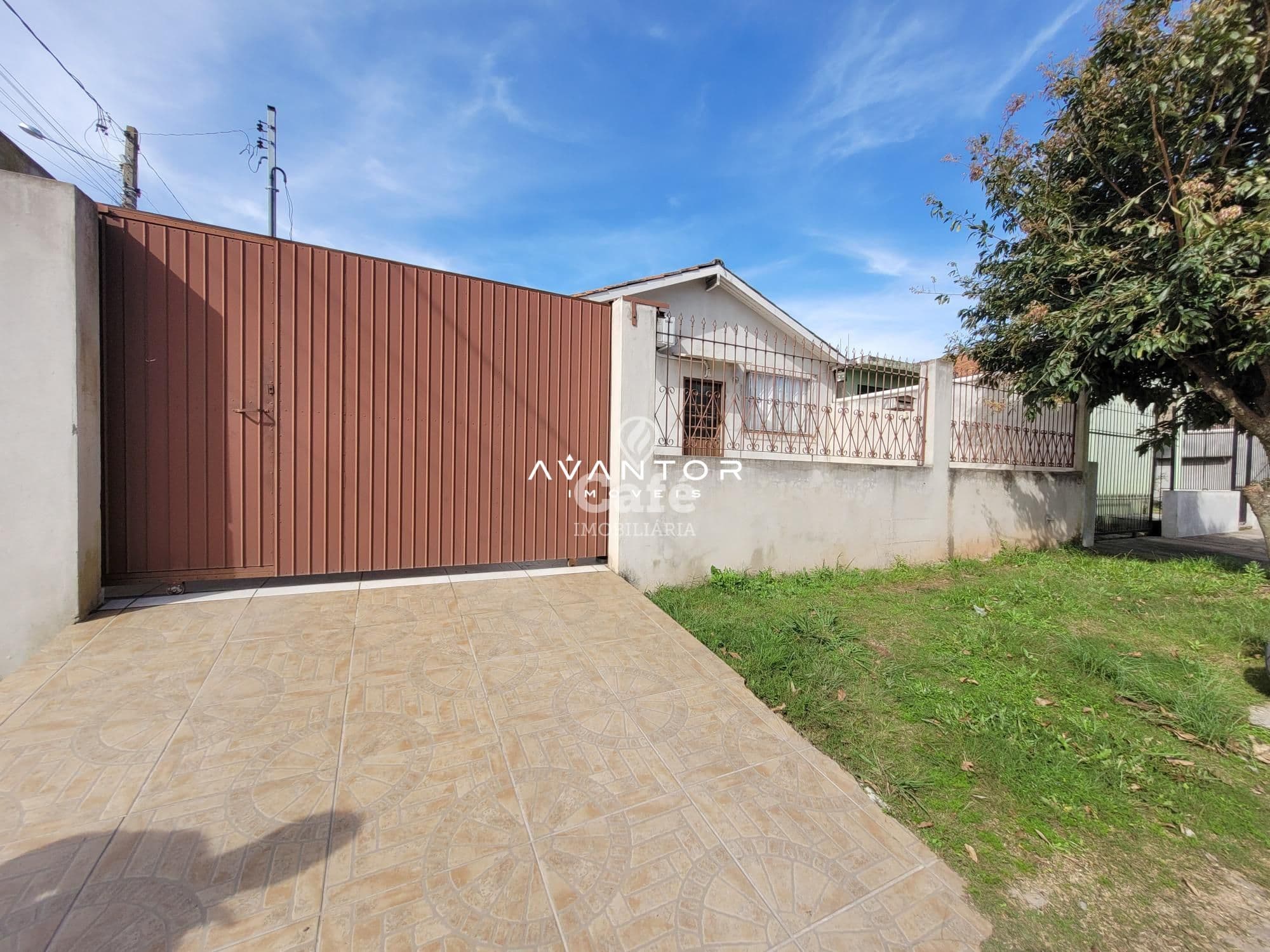 Fachada da casa com garagem e pátio — Casa com 3 quartos à venda em Camobi, Santa Maria/RS