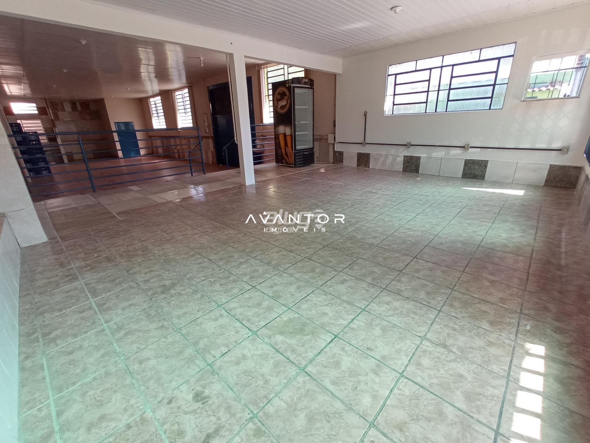 Sala Comercial Ampla com Banheiro e Estacionamento no Bairro Duque de Caxias — Sala Comercial com 1 sala à venda em Duque de Caxias, Santa Maria/RS