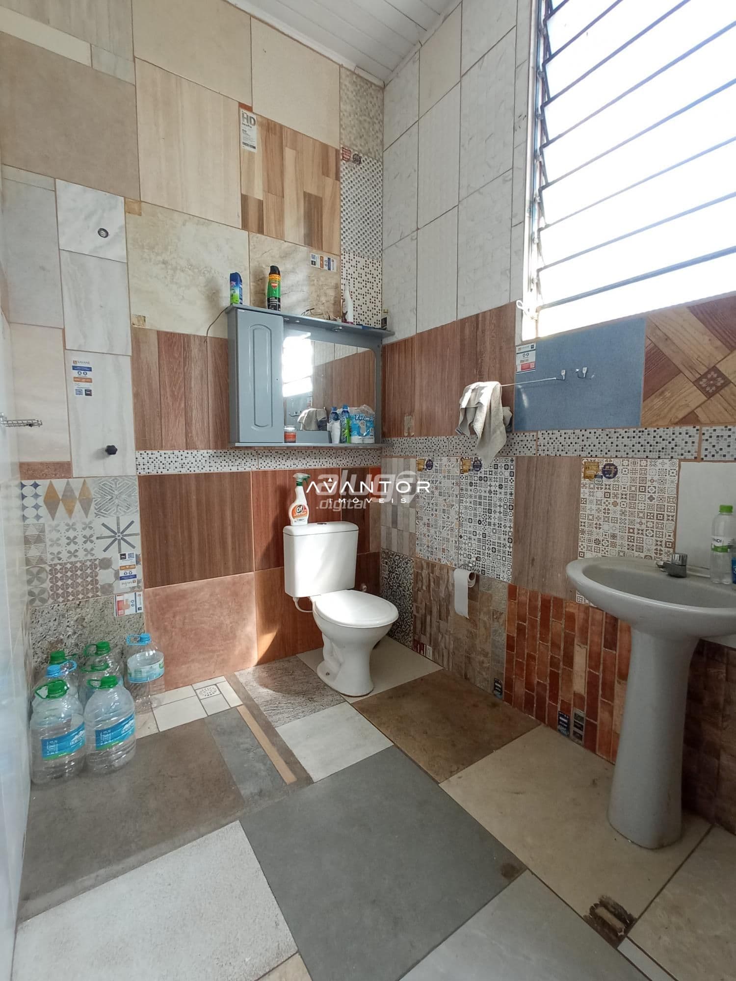 Sala Comercial Ampla com Banheiro e Estacionamento no Bairro Duque de Caxias — Sala Comercial com 1 sala à venda em Duque de Caxias, Santa Maria/RS