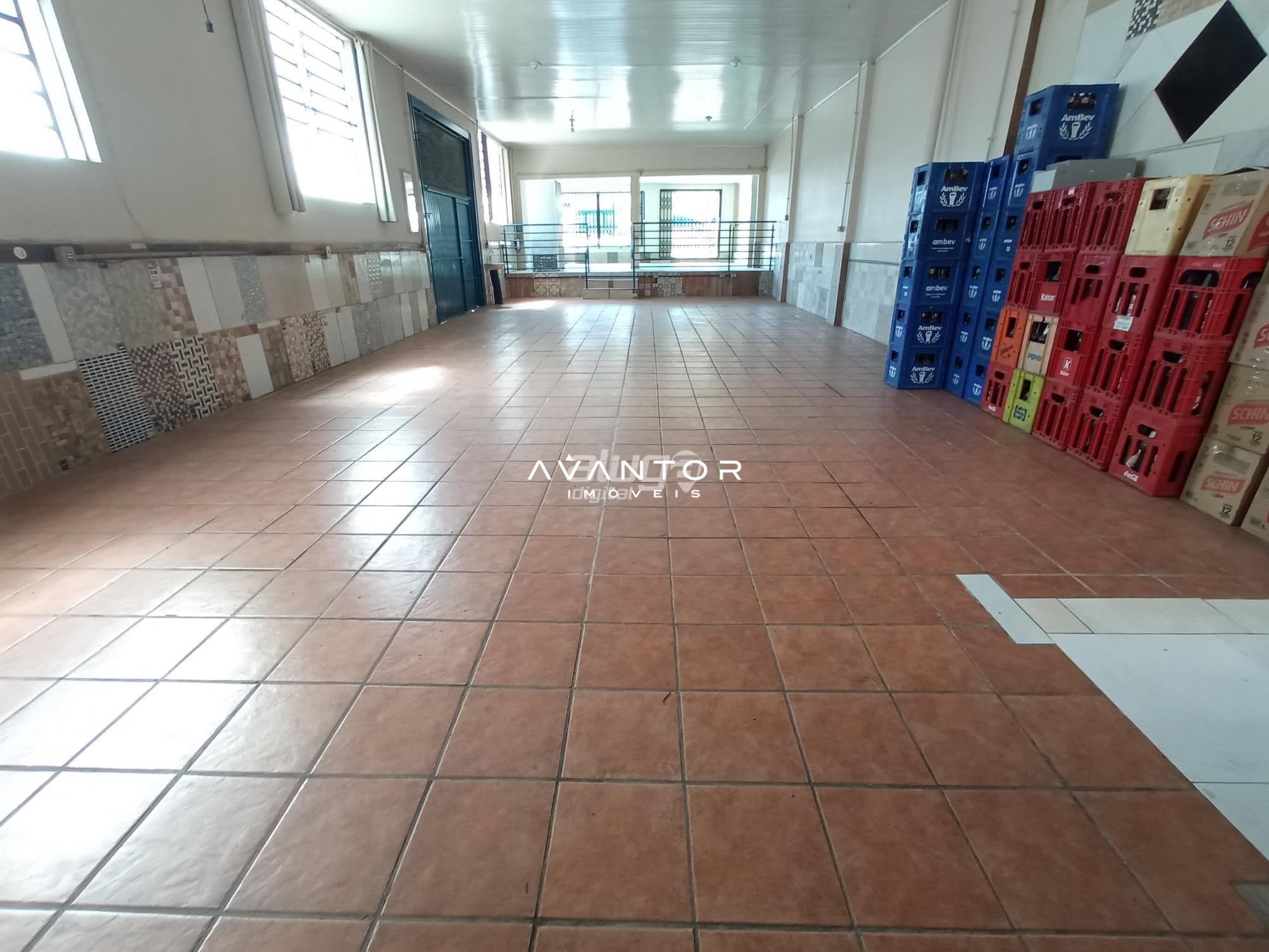 Sala Comercial Ampla com Banheiro e Estacionamento no Bairro Duque de Caxias — Sala Comercial com 1 sala à venda em Duque de Caxias, Santa Maria/RS