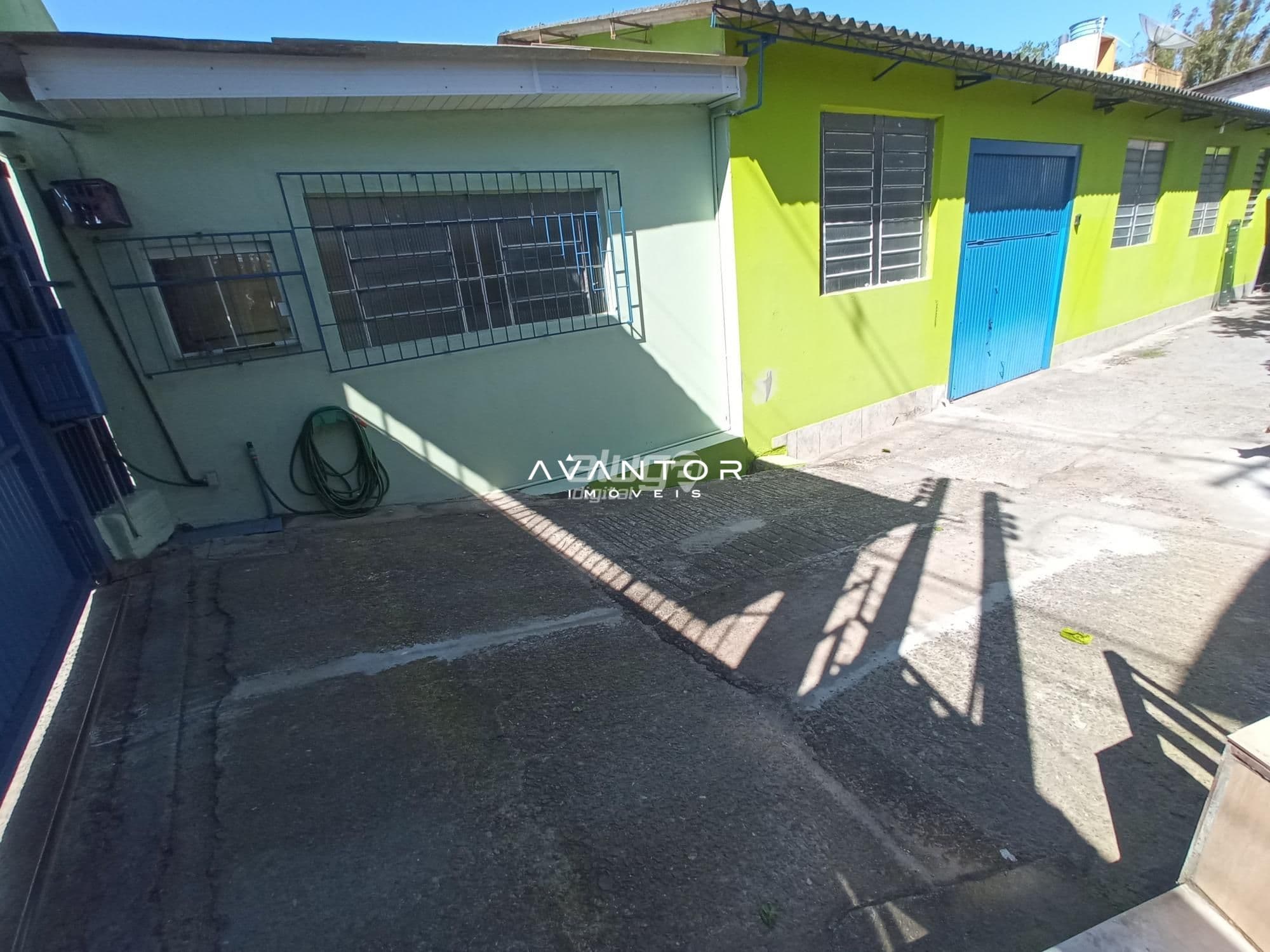 Sala Comercial Ampla com Banheiro e Estacionamento no Bairro Duque de Caxias — Sala Comercial com 1 sala à venda em Duque de Caxias, Santa Maria/RS