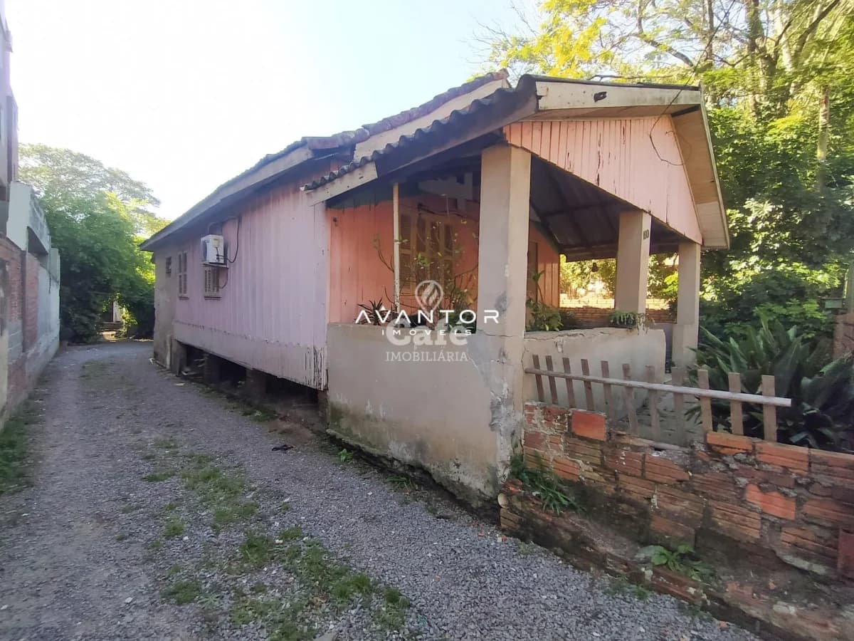 Fachada da casa com varanda — Terreno à venda em Nossa Senhora Medianeira, Santa Maria/RS