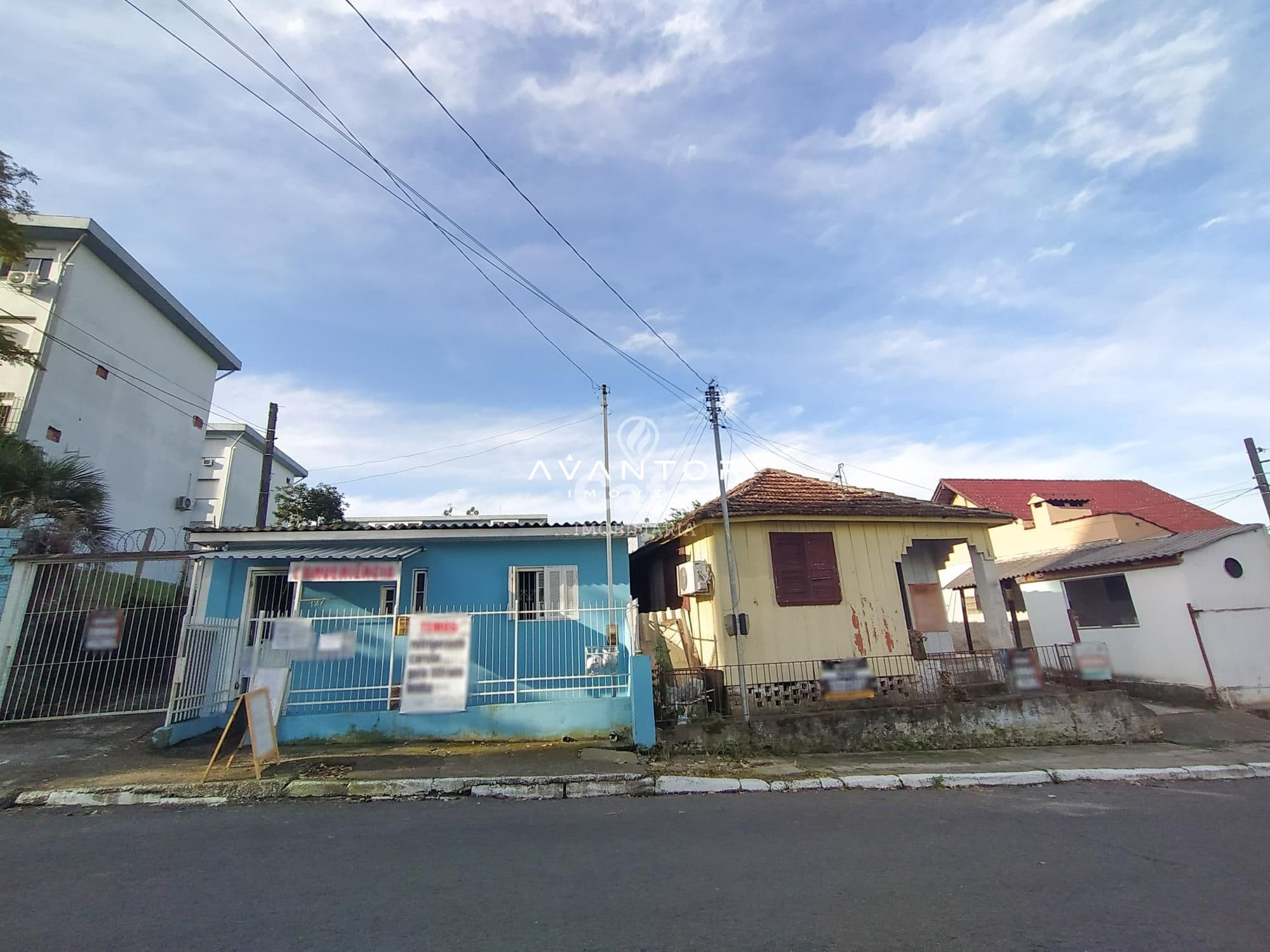 Fachada da casa com portão — Terreno à venda em Nonoai, Santa Maria/RS