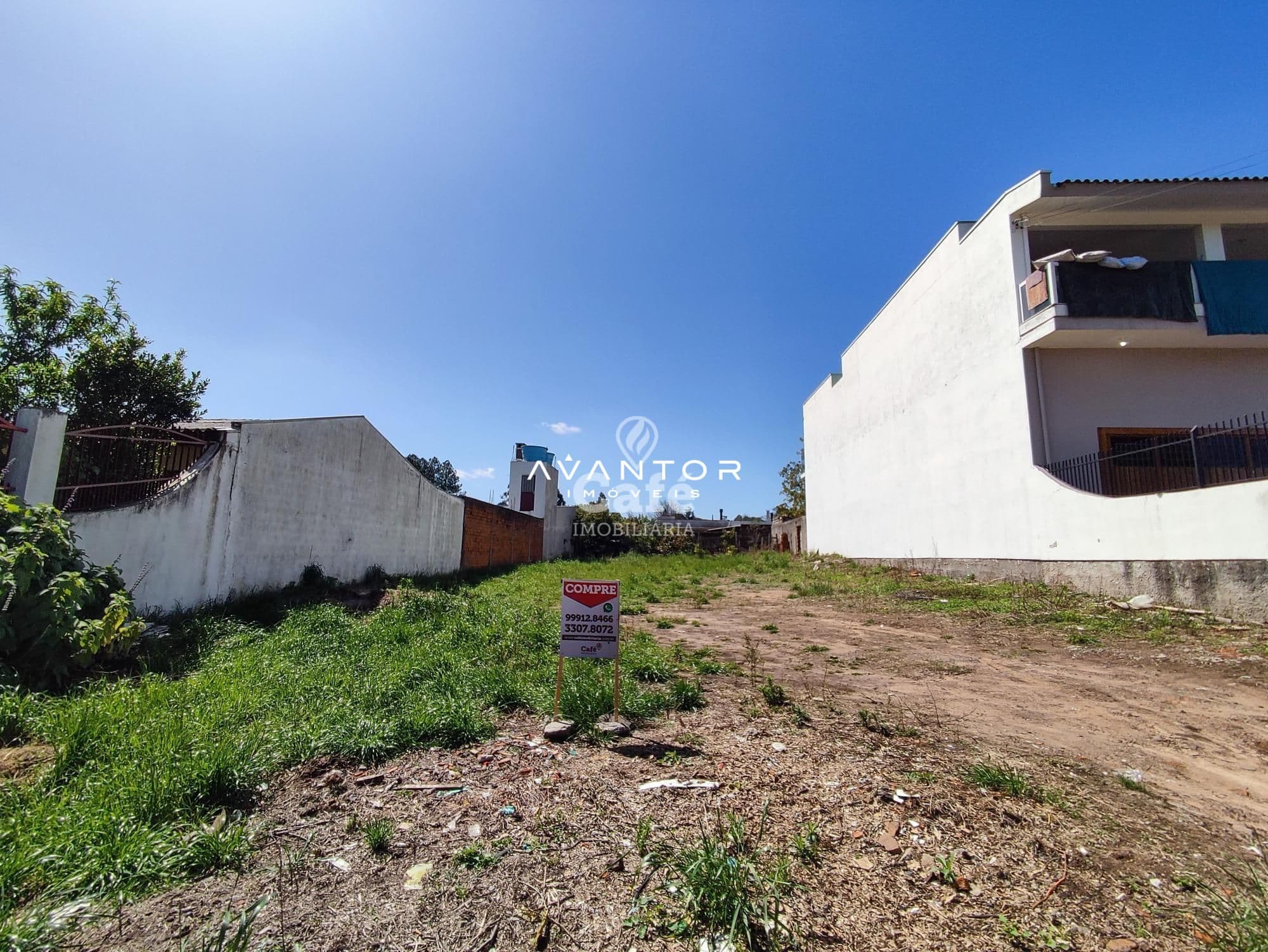 Terreno com construções vizinhas — Terreno à venda em Tomazetti, Santa Maria/RS