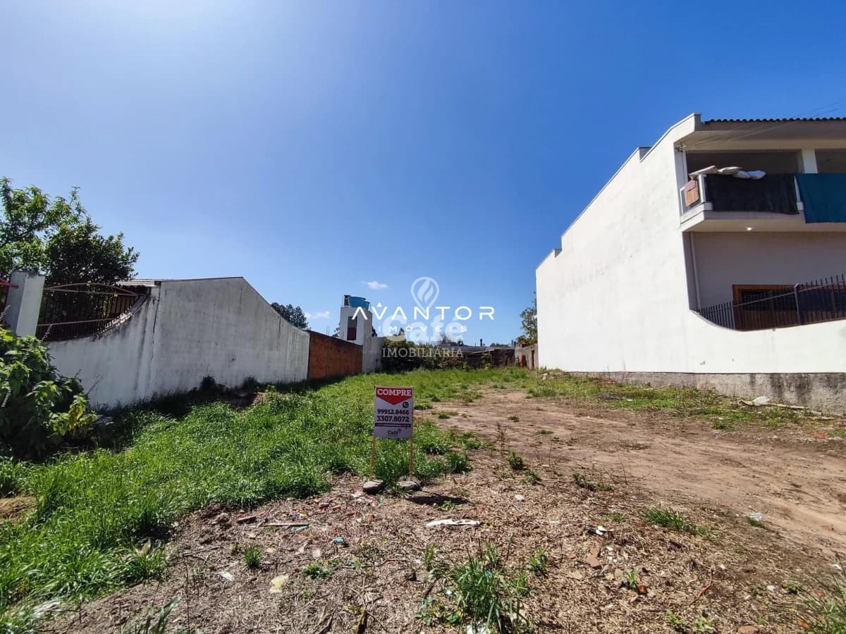 Terreno com construções vizinhas — Terreno à venda em Tomazetti, Santa Maria/RS