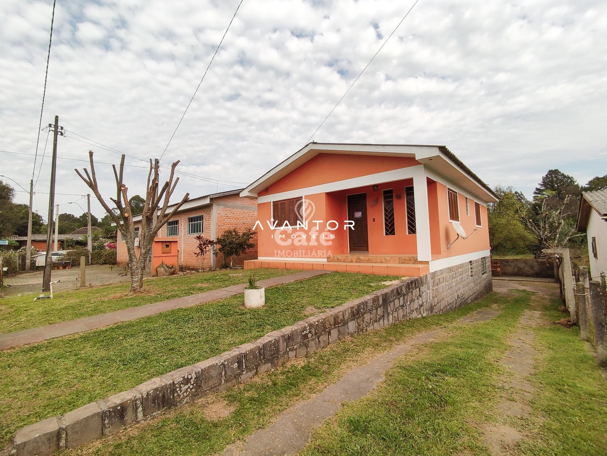 Fachada da casa com área externa — Casa com 2 quartos à venda em Parque Serrano I, Itaara/RS