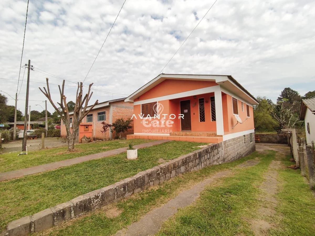 Fachada da casa com área externa — Casa com 2 quartos à venda em Parque Serrano I, Itaara/RS