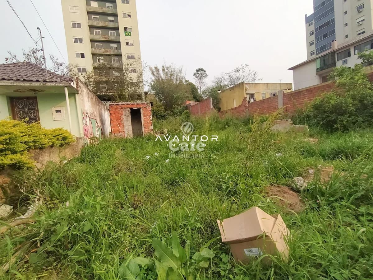 Terreno com construções e vegetação — Terreno à venda em Centro, Santa Maria/RS