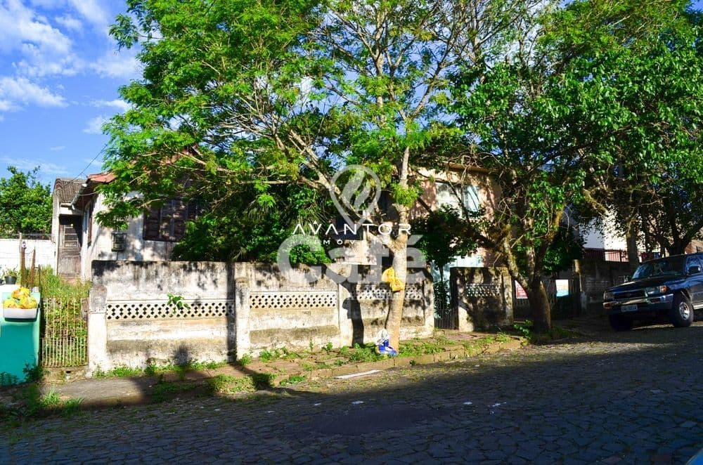 Fachada da casa com árvores — Terreno à venda em Menino Jesus, Santa Maria/RS