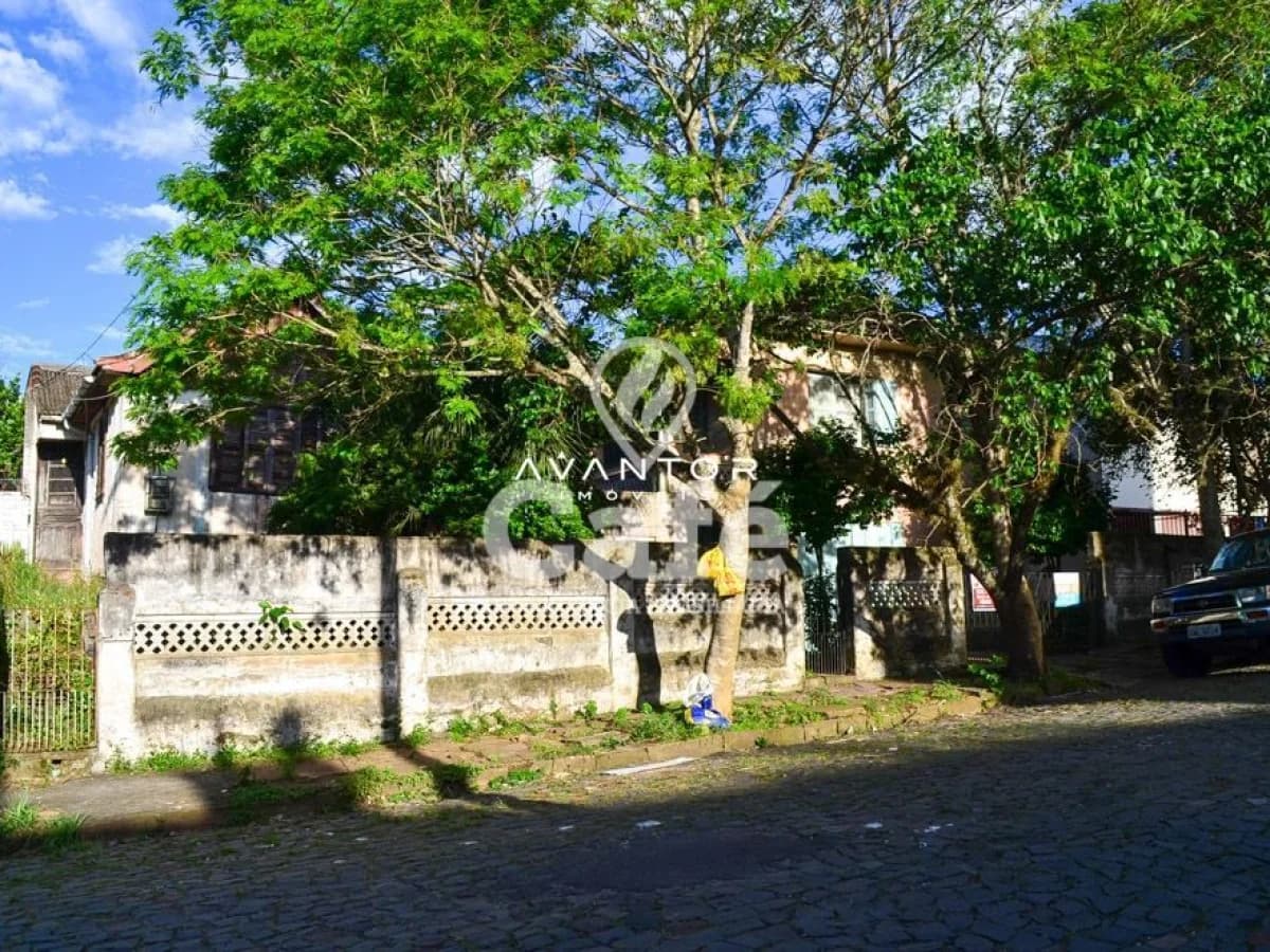 Fachada da casa com árvores — Terreno à venda em Menino Jesus, Santa Maria/RS