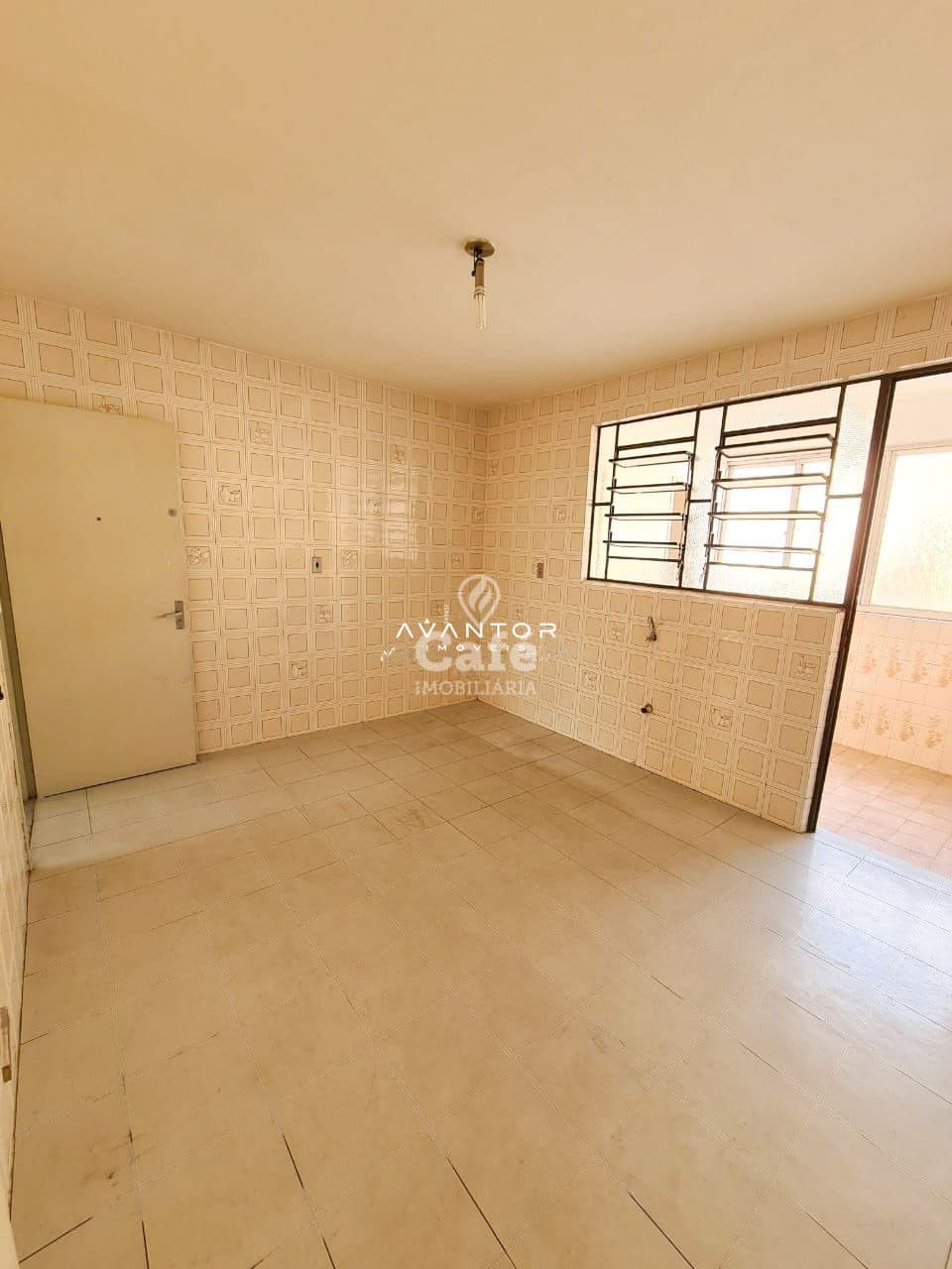 Sala com janelas de ferro — Apartamento com 2 quartos à venda no Edifício Montezuma, em Centro, Santa Maria/RS