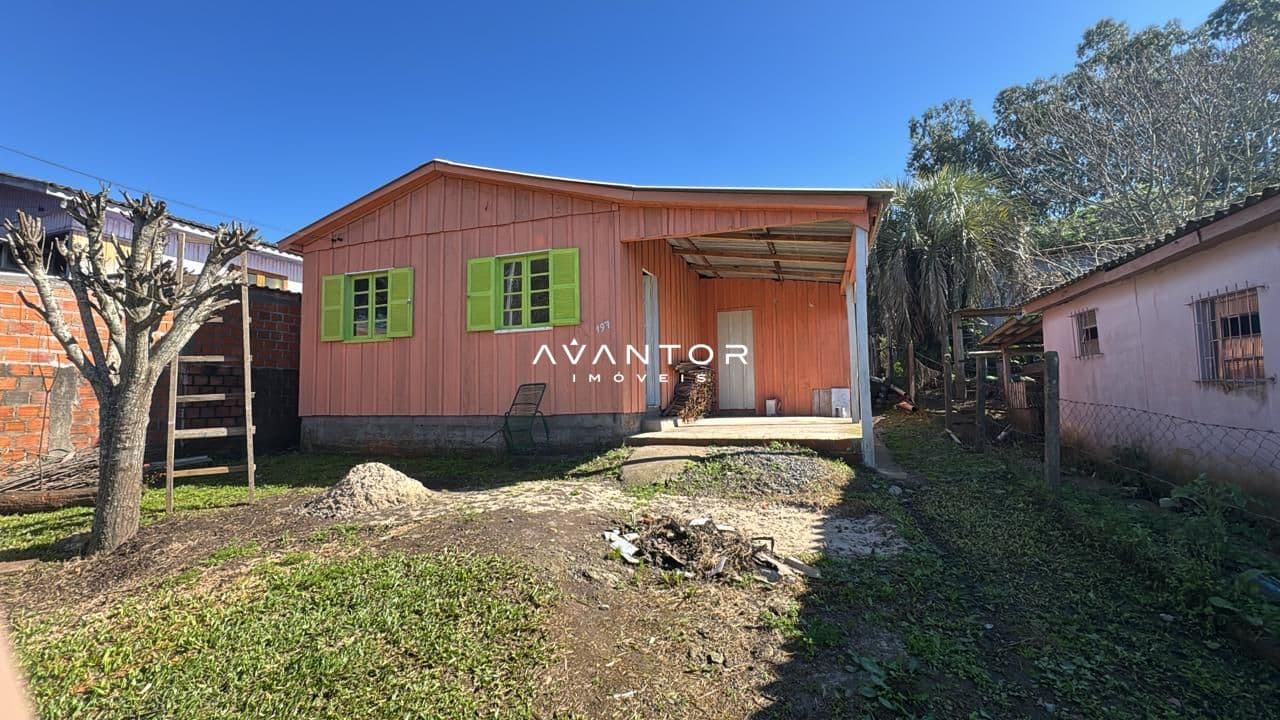 Fachada da casa com sacada — Terreno à venda em Santo Antônio, São Pedro do Sul/RS