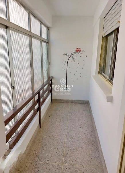 Apartamento De 2 Dormitórios, Sala Ampla, 2 Banheiros, Cozinha, Área de Serviço, Dependênc — Apartamento com 2 quartos à venda em Bonfim, Santa Maria/RS