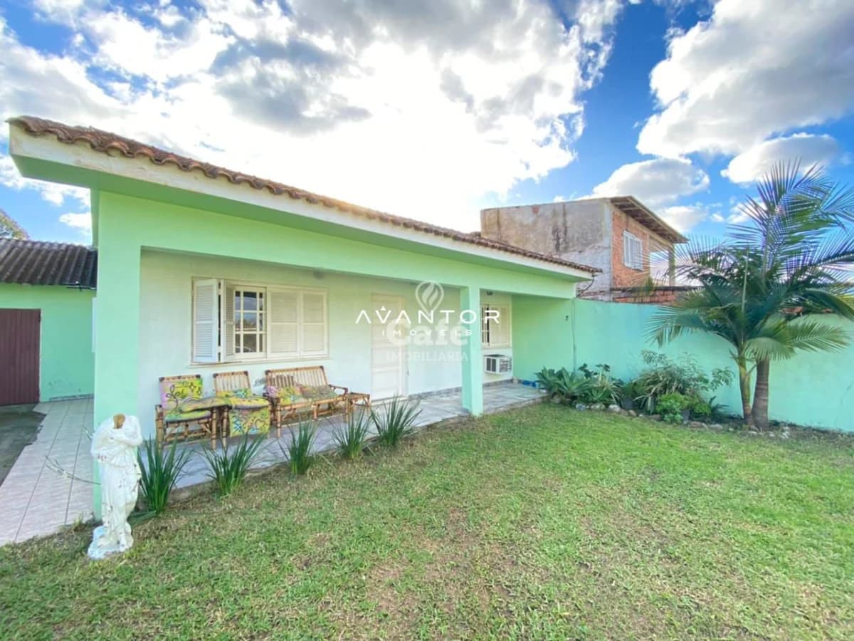 Fachada da casa com pátio e área verde — Casa com 3 quartos à venda em Pé de Plátano, Santa Maria/RS