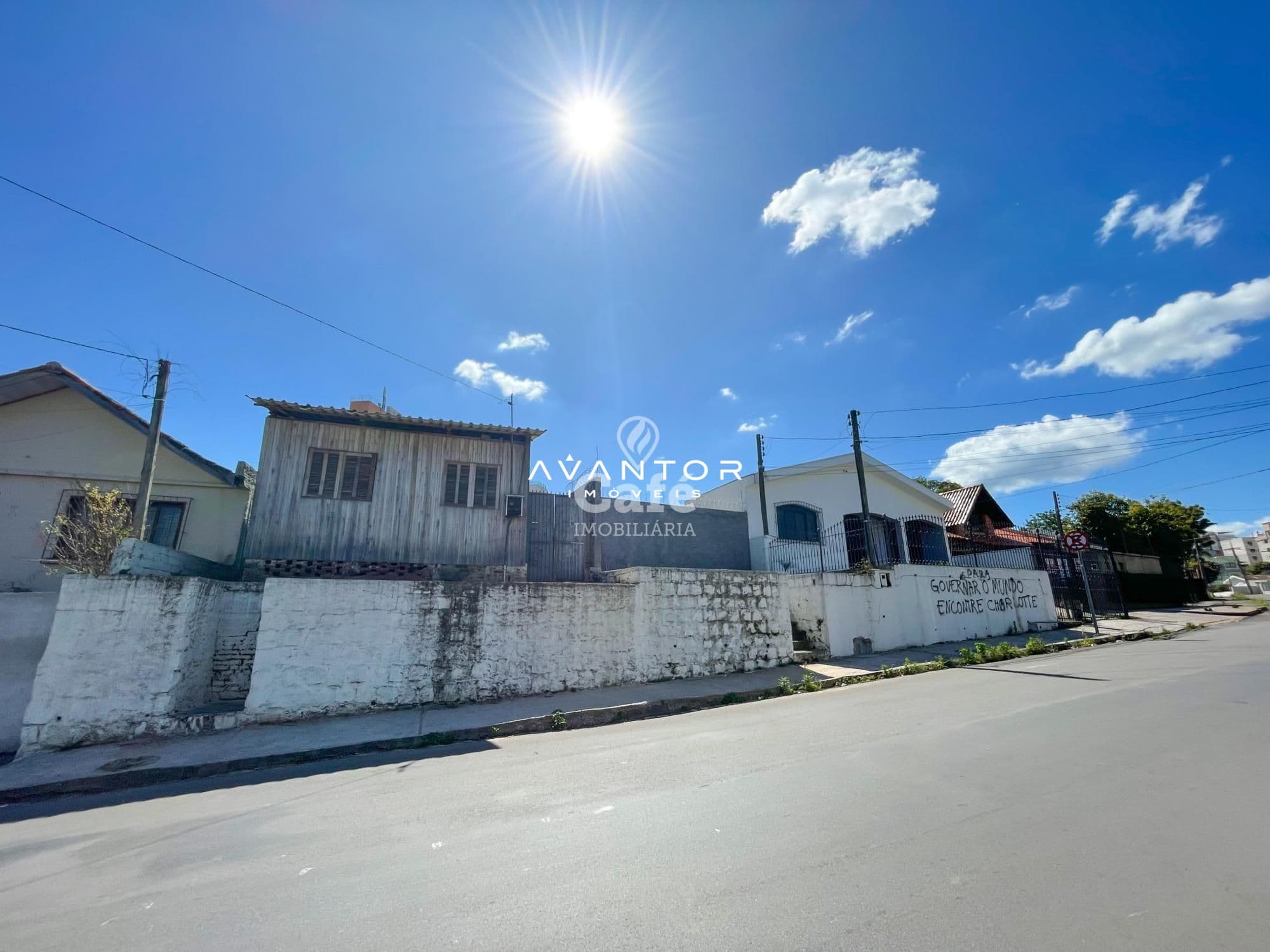 Fachada da casa com terreno — Terreno à venda em Centro, Santa Maria/RS