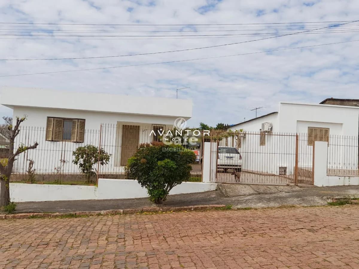 Fachada da casa com garagem — Casa com 3 quartos à venda em Tatsch, São Sepé/RS
