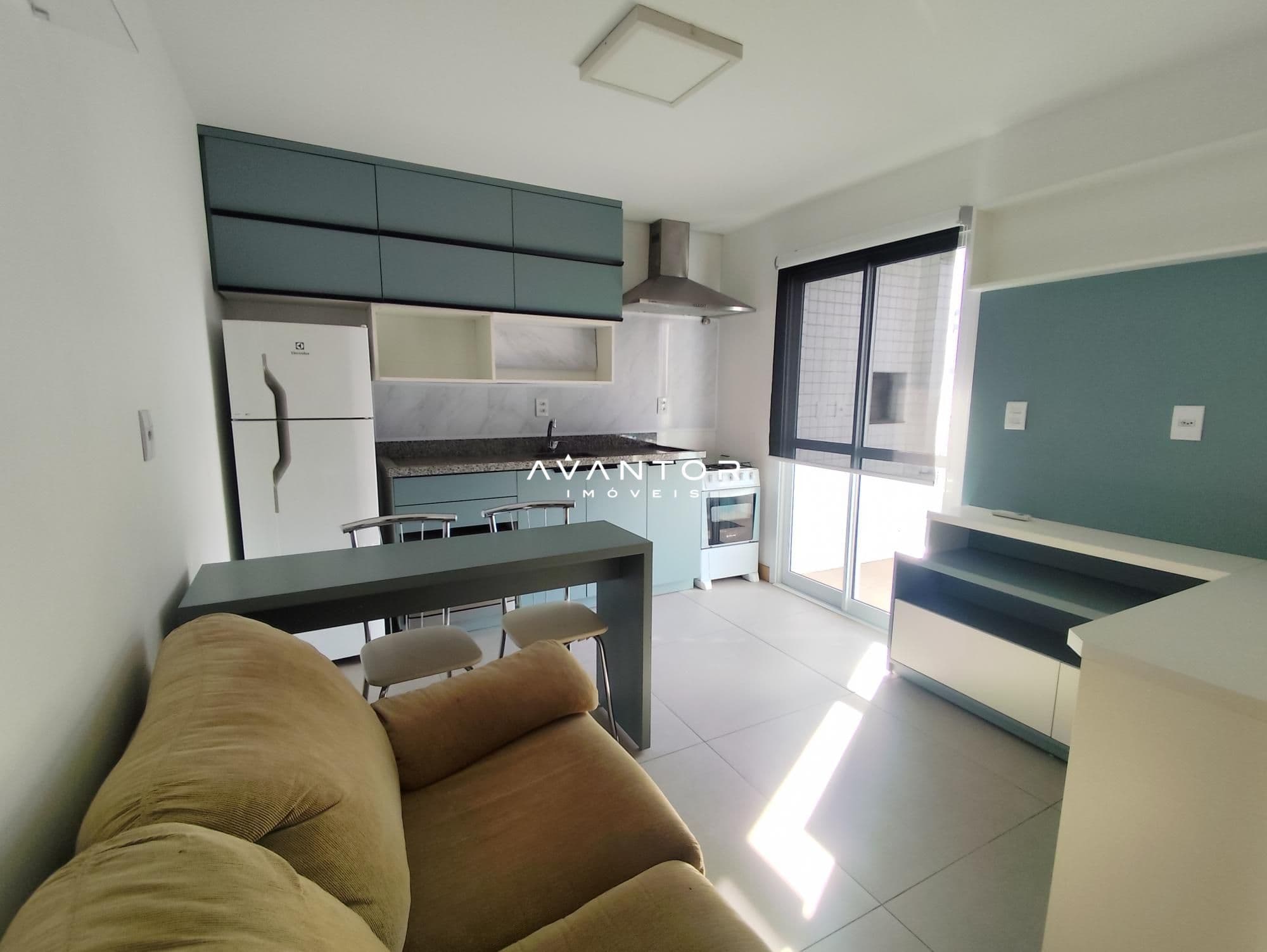 Cozinha integrada à sala com armários planejados — Apartamento com 1 quarto à venda no Dom Valmor, em Centro, Santa Maria/RS