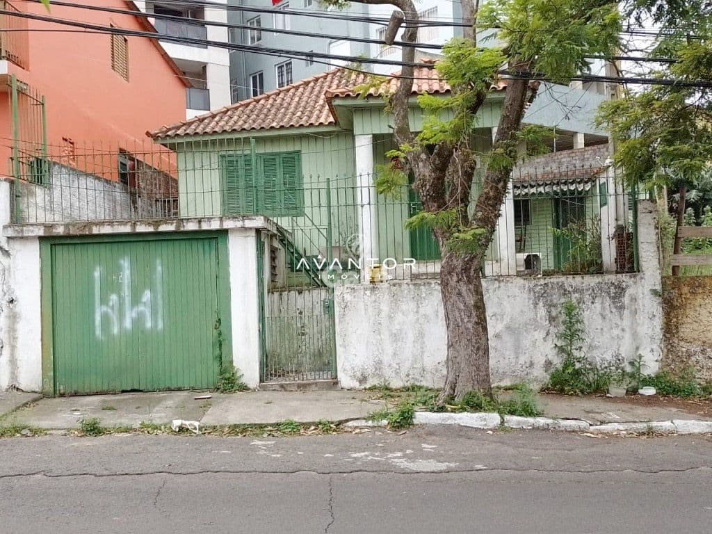 Fachada da casa com portão e garagem — Terreno à venda em Nossa Senhora do Rosário, Santa Maria/RS