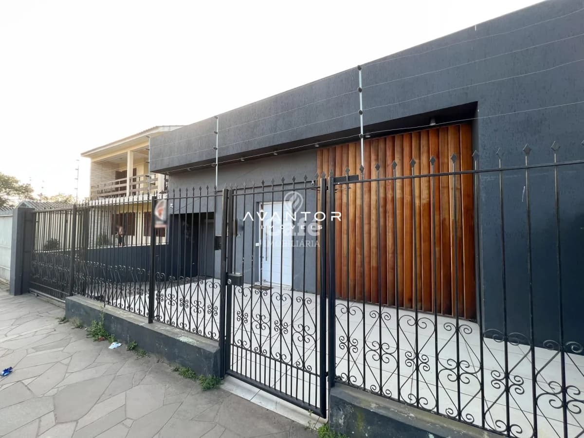 Fachada da casa com garagem — Casa com 4 quartos à venda em Patronato, Santa Maria/RS