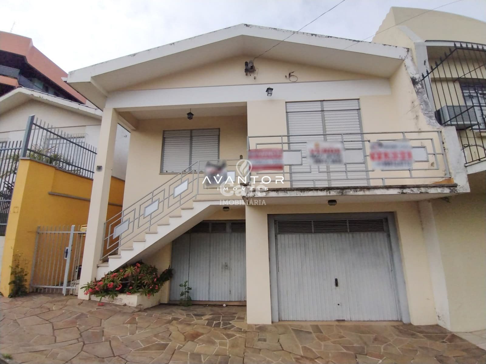 Casa De 3 Dormitórios, Suíte, Sala Ampla, Banheiro Social, Banheiro Auxiliar, Cozinha, Áre — Casa com 3 quartos à venda em Nossa Senhora Medianeira, Santa Maria/RS