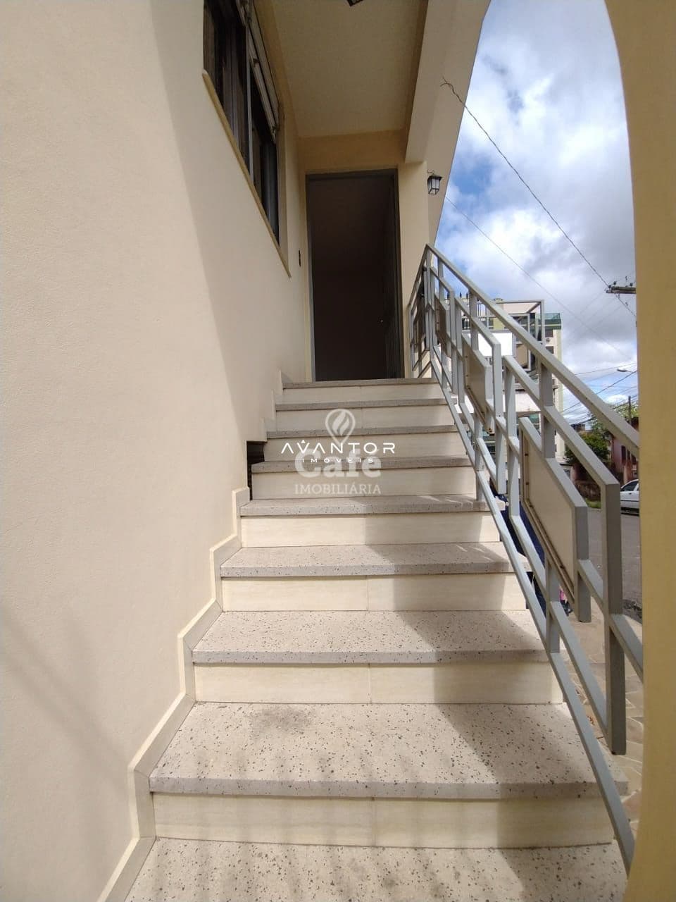 Casa De 3 Dormitórios, Suíte, Sala Ampla, Banheiro Social, Banheiro Auxiliar, Cozinha, Áre — Casa com 3 quartos à venda em Nossa Senhora Medianeira, Santa Maria/RS
